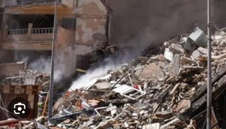 صورة لانهيار عقارين في حدائق القبة وعمليات الإنقاذ مستمرة.