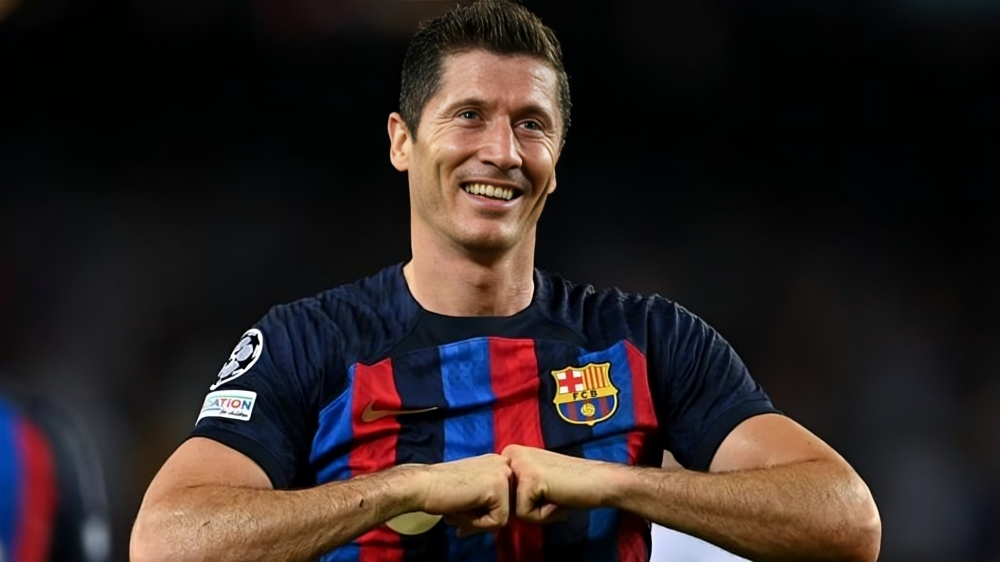 ليفاندوفسكي بقميص برشلونة في مباراة