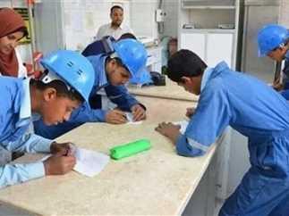 طالبون يتدربون عمليًا في ورشة مدرسة بترول ما بعد الإعدادية.
