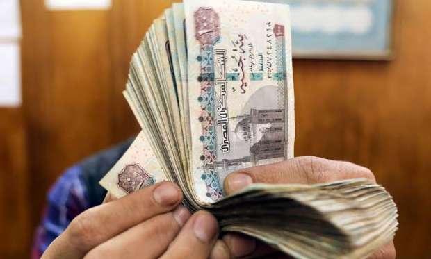 عصابة تحتجز بطاقة بنكية أمام ماكينة الصراف الآلي.