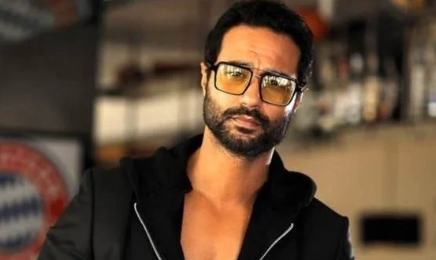 الملصق الرسمي لمسلسل ٢٢٠ يوم بطولة كريم فهمي وصبا مبارك