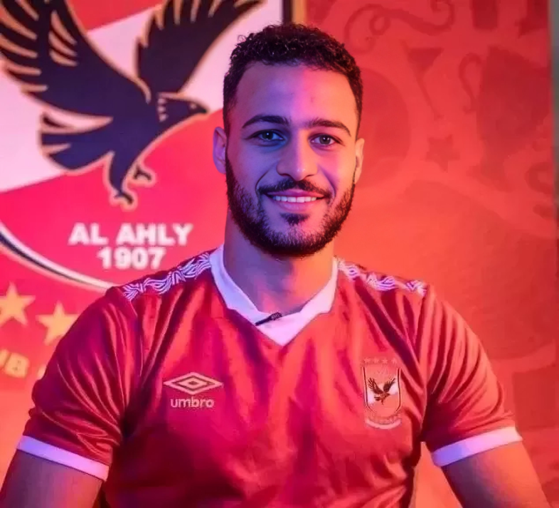 أحمد رمضان بيكهام أثناء الفحص الطبي بقميص الأهلي.