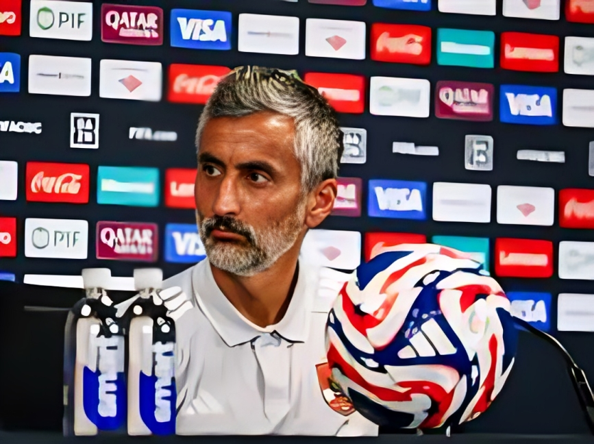 خوسيه ريبيرو في المؤتمر الصحفي على ملعب ميتلايف.