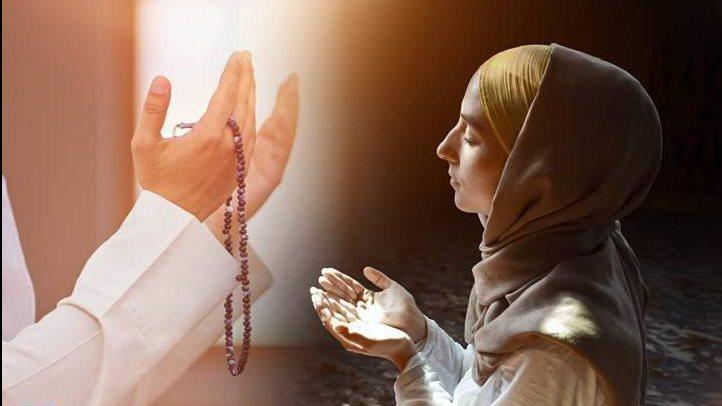 طالب يردد دعاء التوفيق أثناء الامتحان.