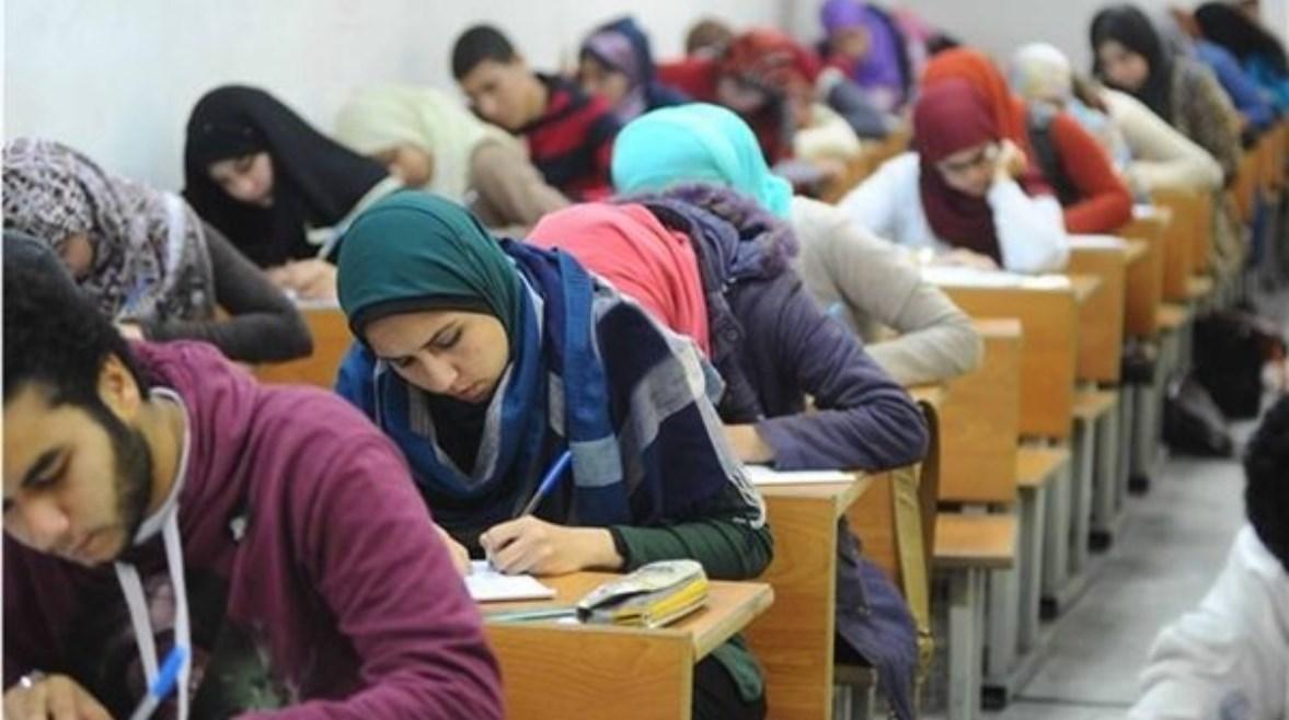 تدخل طبي لطلاب ومعلم مراقب في قاعة امتحانات
