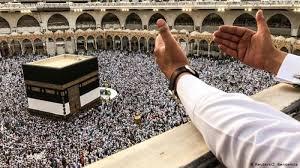 حجاج يطوفون في الأدوار العلوية حول الكعبة المشرفة.