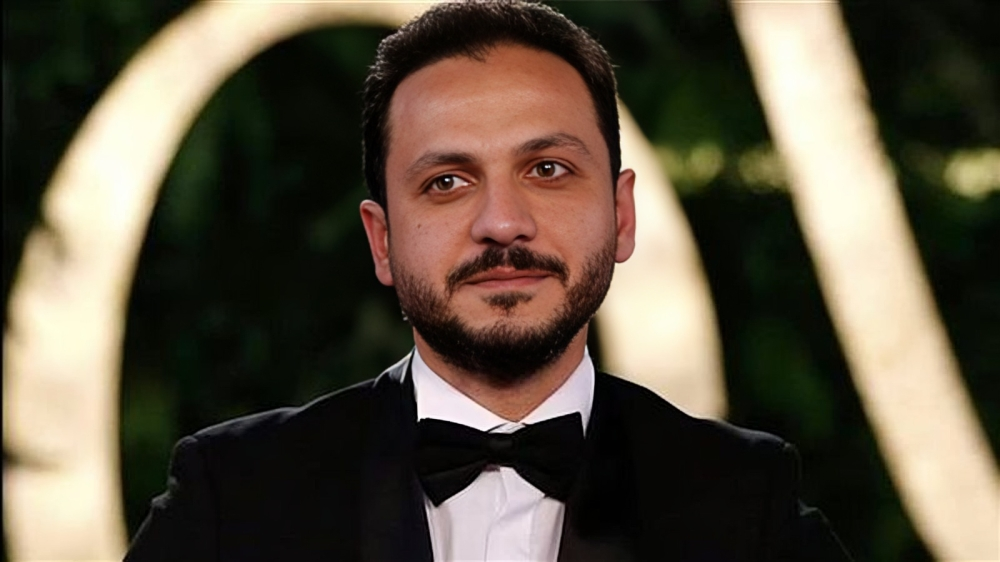 بوستر مسلسل “مملكة الحرير” بطولة كريم محمود عبد العزيز.