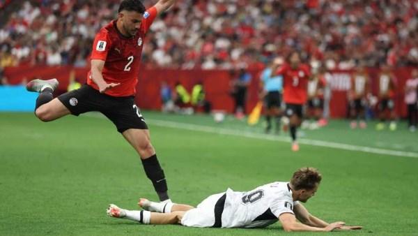 لاعب منتخب نيوزيلندا خلال مباراة أمام مصر في كأس العالم 2026 مع لحظة اعتراض على قرار تحكيمي