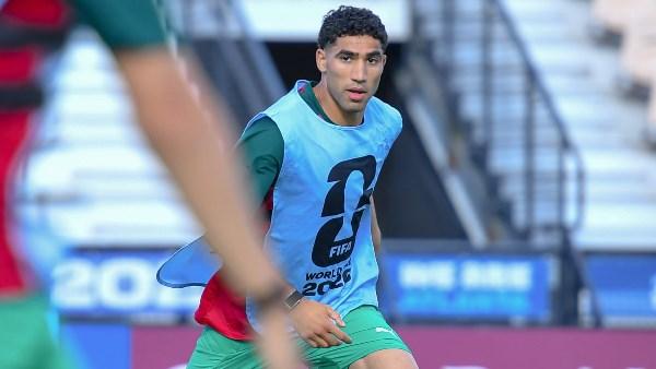 أشرف حكيمي يحتفل بوصوله للمباراة الدولية رقم 100 مع منتخب المغرب خلال كأس العالم 2026 بعد التأهل إلى دور الـ16.