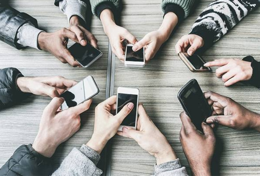 الهواتف تهدد دفء الأسرة وتدعو للعودة للحياة الحقيقية