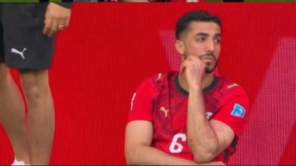 محمد عبد المنعم مدافع منتخب مصر أثناء خضوعه للفحوصات الطبية بعد تعرضه لإصابة خلال تدريبات الفريق