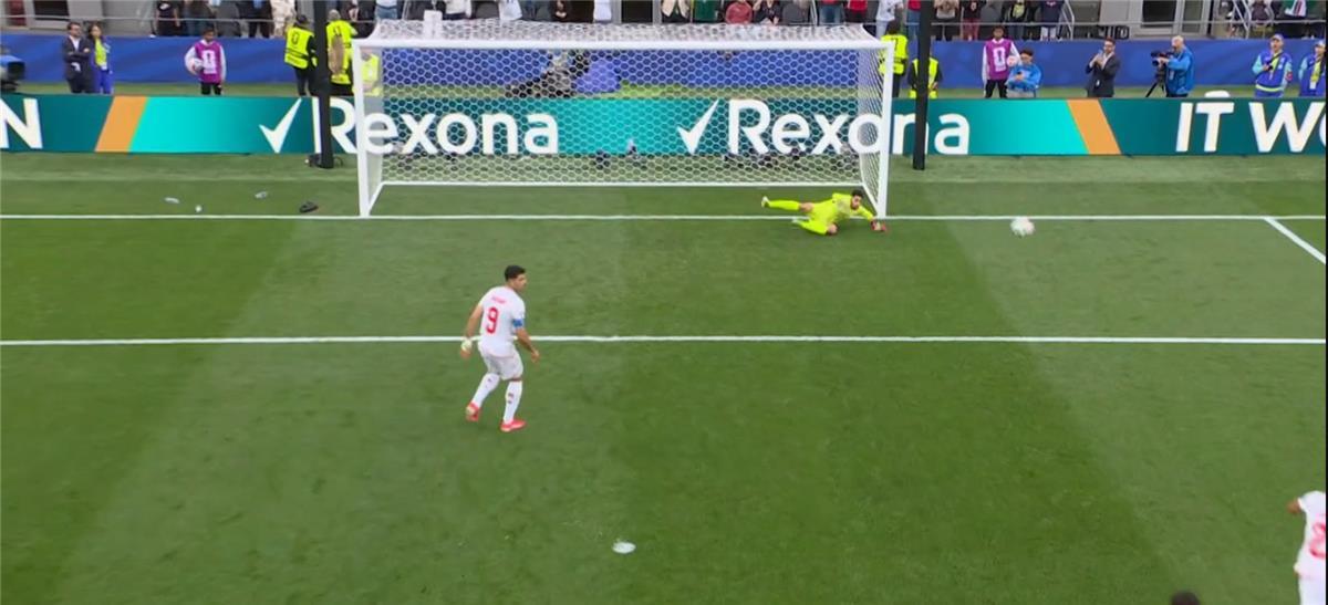 مصطفى شوبير حارس منتخب مصر أثناء تصديه لركلة جزاء حاسمة أمام إيران في كأس العالم 2026 وسط احتفالات اللاعبين والجماهير