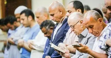 مصلي يقرأ القرآن في الصلاة