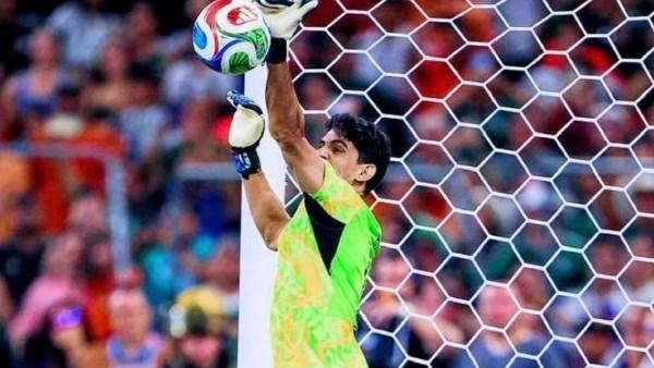 ياسين بونو حارس منتخب المغرب أثناء تصديه لكرة خطيرة أمام هولندا في كأس العالم 2026.
