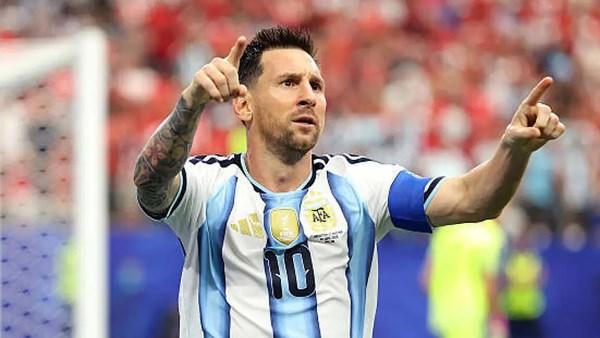 ليونيل ميسي قائد منتخب الأرجنتين يحتفل بعد تسجيل هدف في كأس العالم 2026 وسط أرقام قياسية تاريخية.
