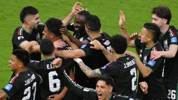 لاعبو منتخبي المكسيك والإكوادور قبل مواجهة دور الـ32 في كأس العالم 2026.