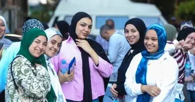 طلاب الثانوية العامة يخرجون من لجان امتحان اللغة الأجنبية الثانية في الجيزة بعد أداء سهل ومباشر