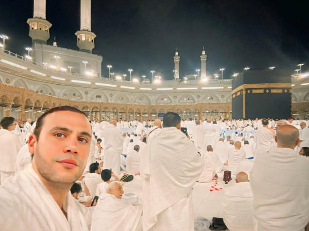 محمد إمام أمام الكعبة المشرفة خلال أداء مناسك العمرة