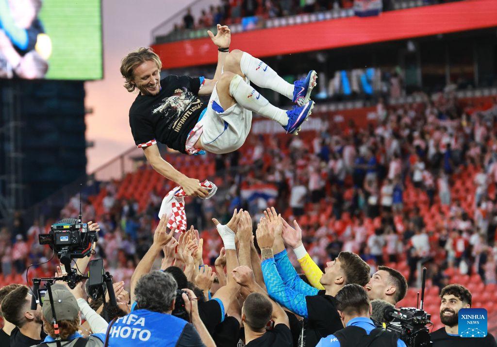 لوكا مودريتش يحتفل بوصوله إلى 200 مباراة دولية مع منتخب كرواتيا بعد الفوز على بنما في كأس العالم 2026 وسط احتفالات جماهيرية