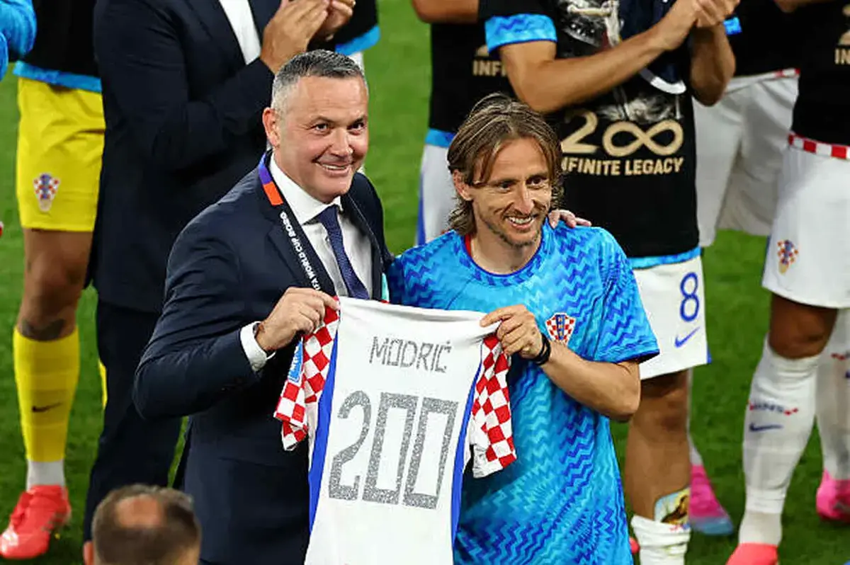 لوكا مودريتش يحتفل بوصوله إلى 200 مباراة دولية مع منتخب كرواتيا خلال كأس العالم 2026 بعد الفوز على بنما