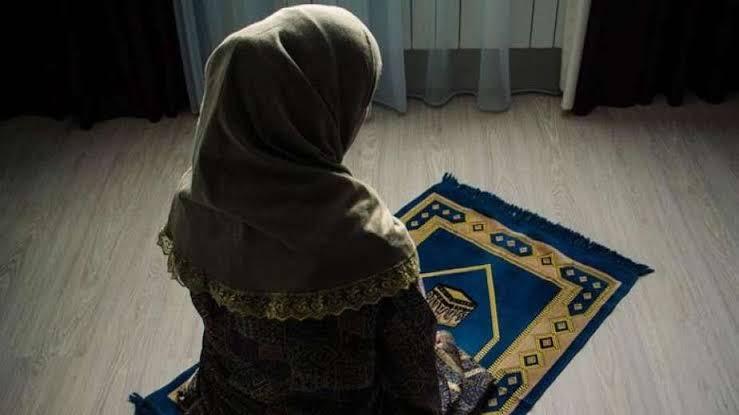 هل تصح صلاة المرأة وهي كاشفة الشعر
