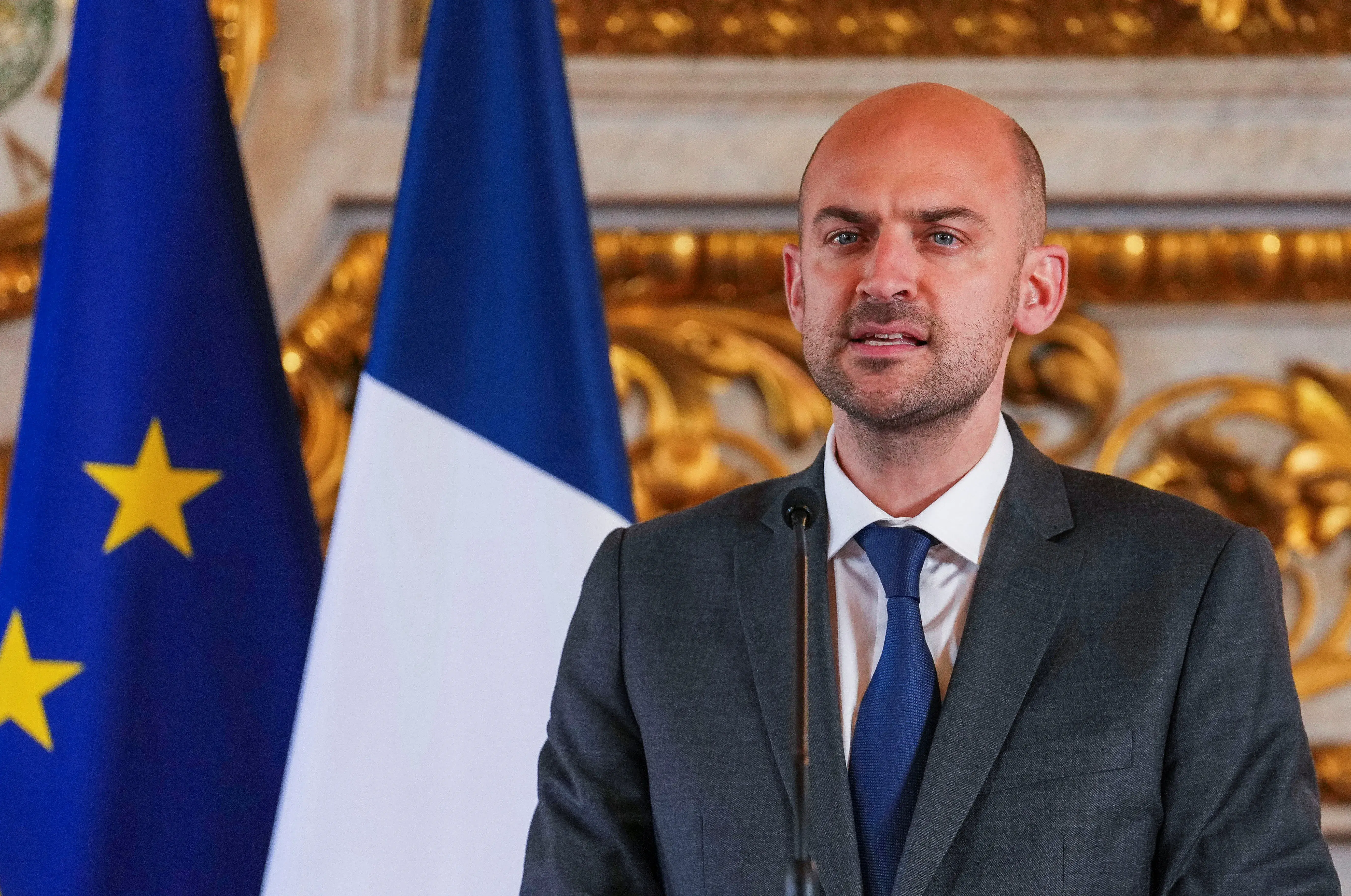 مشهد يعكس موجة حر شديدة في فرنسا مع ضغط على البنية التحتية وشبكات النقل والطاقة وسط تحديات التغير المناخي