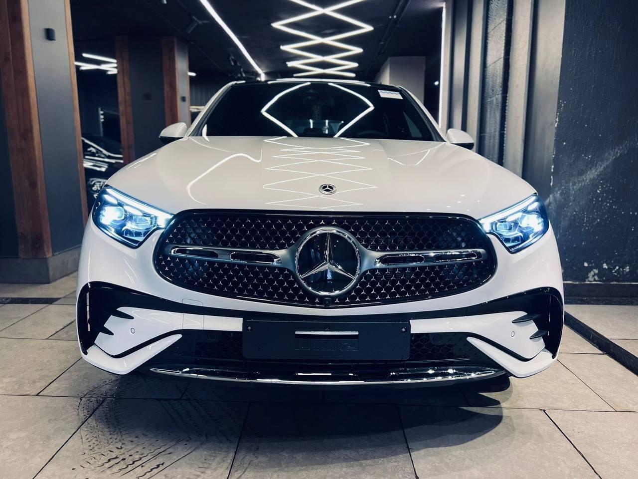 شركة المازن كار لتأجير السيارات الفاخرة مرسيدس ورانج روفر وسيارات VIP للمناسبات ورجال الأعمال