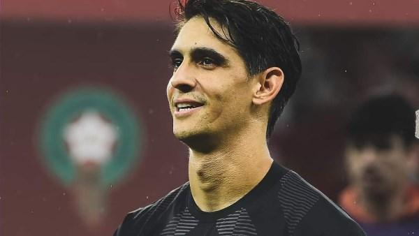 ياسين بونو يتصدى لركلات الترجيح أمام منتخب إسبانيا في كأس العالم 2022.