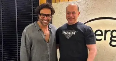 أحمد فهمي مع المنتج تامر مرسي أثناء الإعلان عن مسلسل رمضان 2027 مع شركة سينرجي