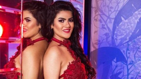 الفنانة ياسمينا المصري داخل قفص الاتهام خلال جلسة محاكمتها في قضية مع نقيب الممثلين وسط اهتمام إعلامي واسع