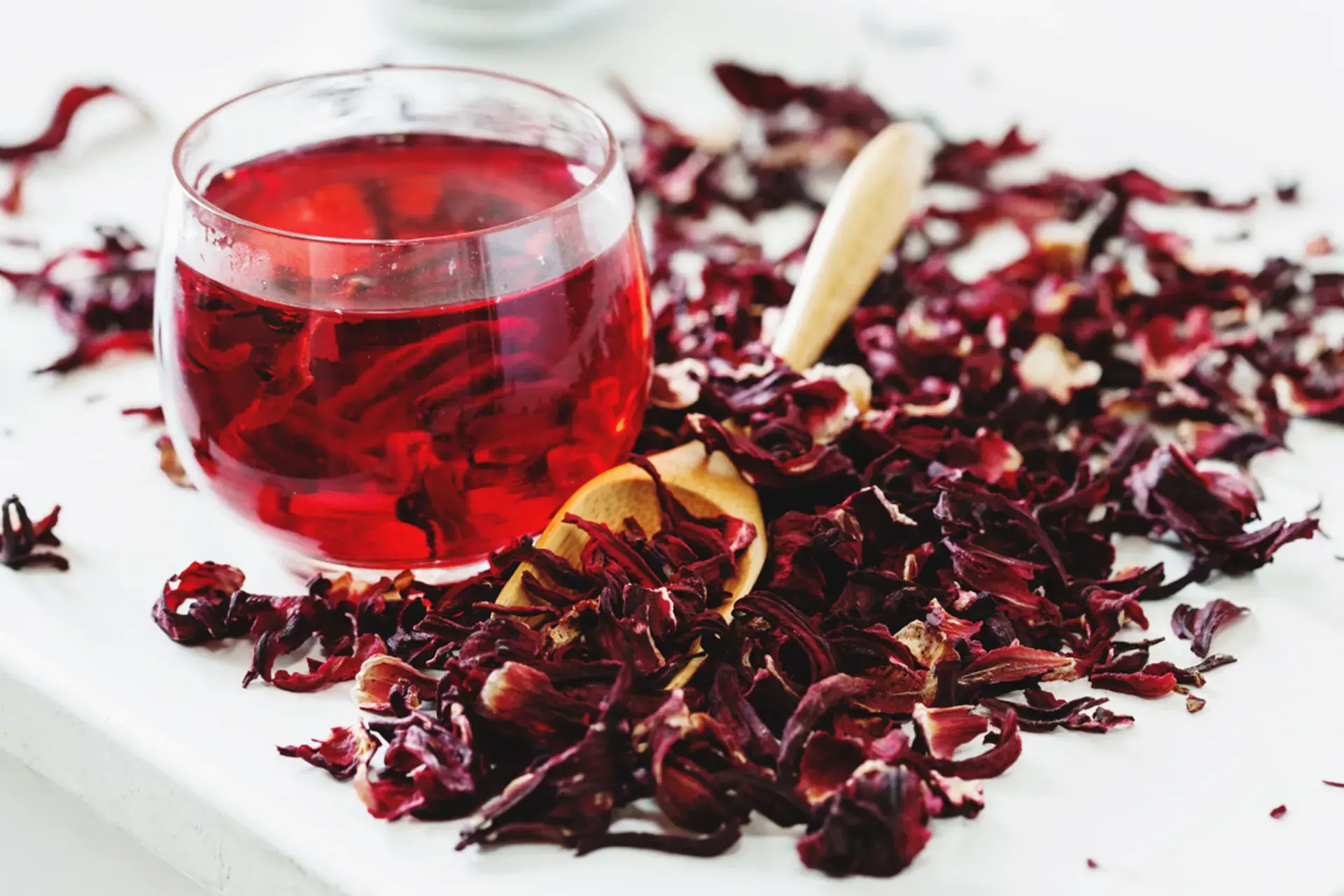 كوب كركديه على مائدة الإفطار في رمضان