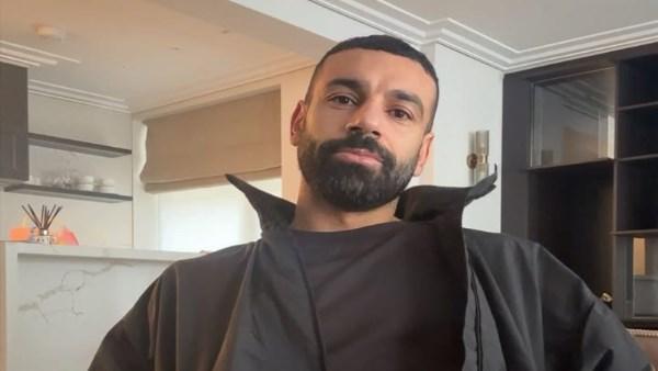 محمد صلاح يرتدي بلوفر ملون ويشارك صورة جديدة على إنستجرام