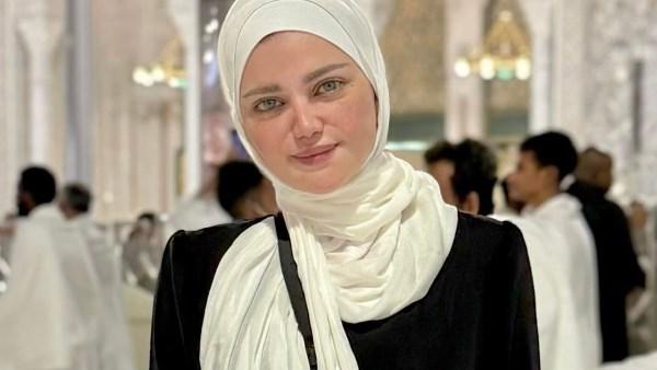 ياسمين الخطيب تشارك لحظات روحانية من الكعبة وتعترف بأخطائها الصحفية السابقة