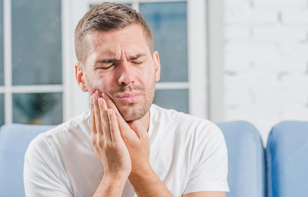 طبيب أسنان يفحص مريضًا في عيادة حديثة