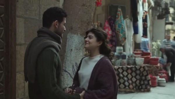 لقاء بين تارا عبود وحبيبها في الحلقة 11 من مسلسل صحاب الأرض وسط نظرات مليئة بالمشاعر والتوتر