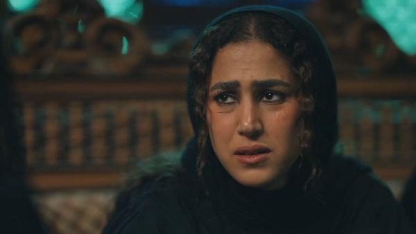 مشهد مؤثر لجهاد حسام الدين في مسلسل إفراج وهي تعيش صراعًا عاطفيًا بين أخوين داخل دراما اجتماعية