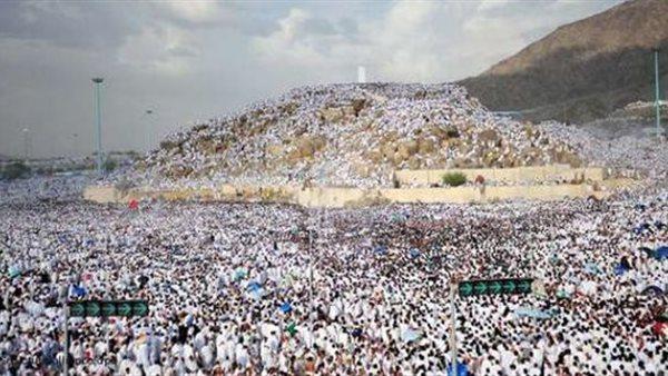 حجاج يقفون على جبل عرفات يوم عرفة في مشهد روحاني مهيب