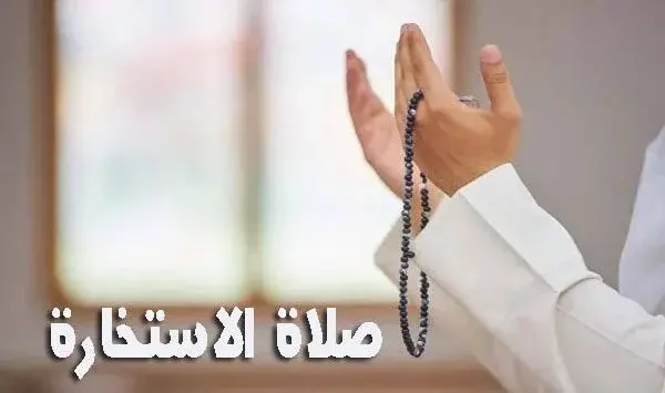 مسلم يؤدي صلاة الاستخارة في الليل بخشوع وهدوء