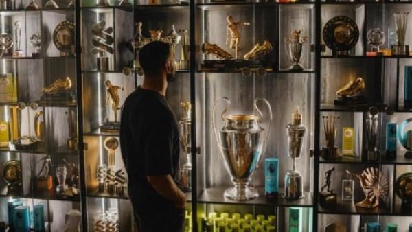 محمد صلاح يعرض بطولاته مع ليفربول