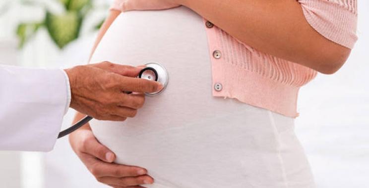 دكتورة متابعة حمل مع سيدة حامل أثناء إجراء السونار