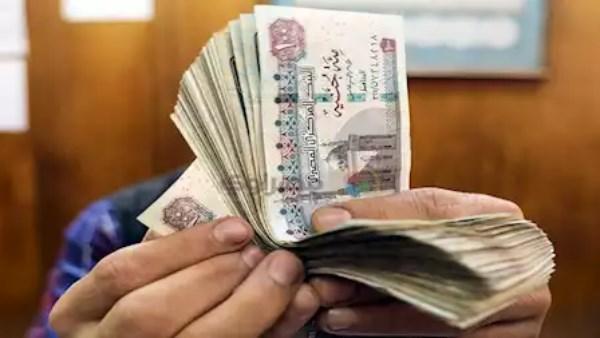 شخص يخرج زكاة المال للفقراء مع نية صادقة