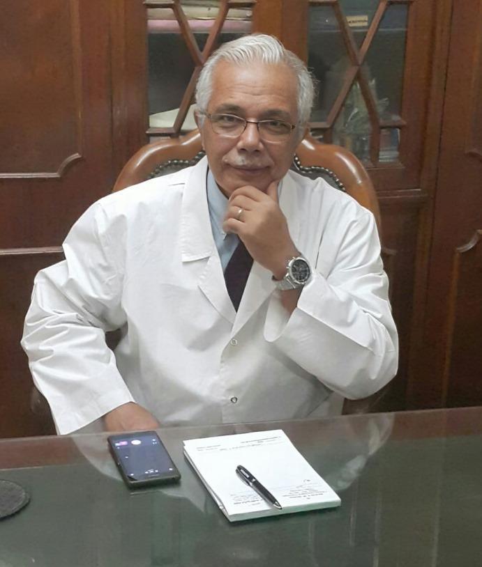 طبيب نساء وتوليد يقدم استشارات طبية في عيادة حديثة في المهندسين، الجيزة