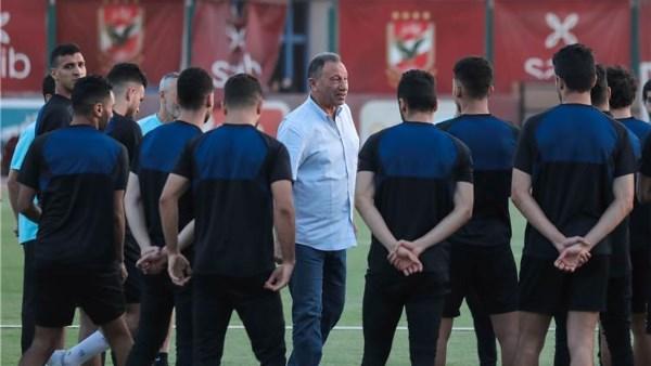 الخطيب يحفز لاعبي الأهلي قبل مباراة الترجي في دوري أبطال إفريقيا