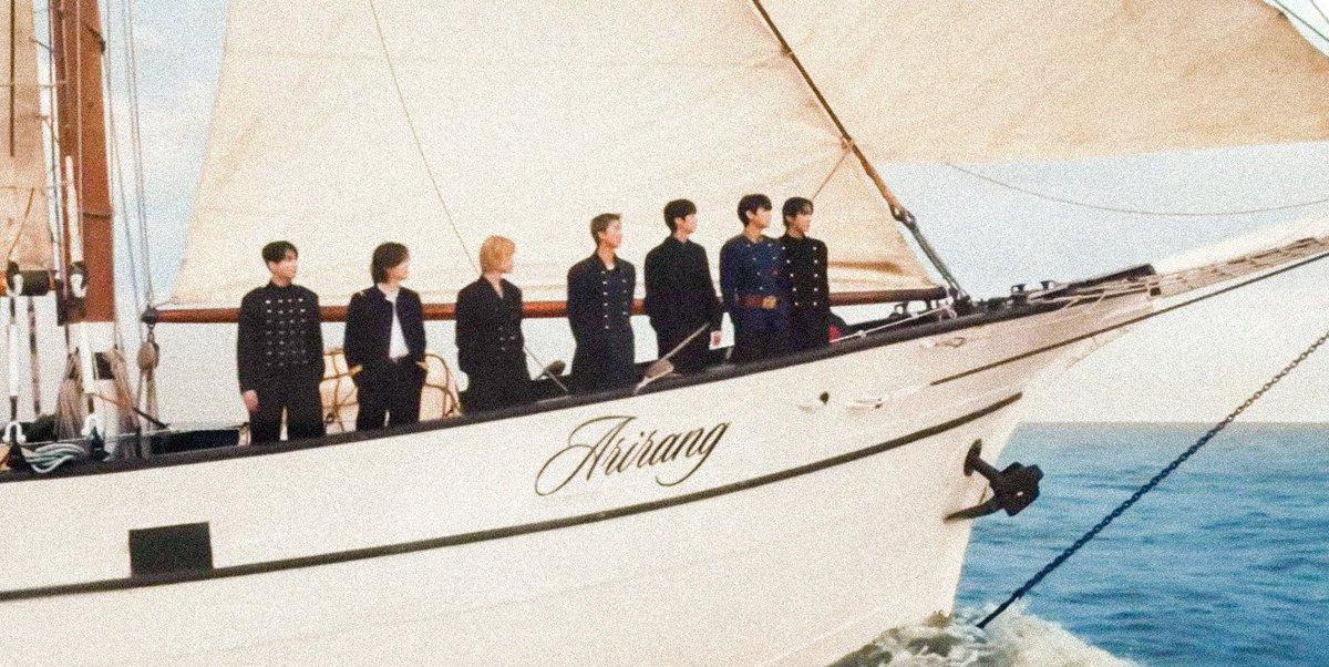 فرقة BTS كتابة تاريخ جديد في مسيرتها الفنية، حيث تمكنت من تحقيق الفوز الثالث لأغنيتها الناجحة "SWIM" بعد تصدرها المركز الأول في برنامج Music Bank، أحد أبرز البرامج الموسيقية في كوريا الجنوبية