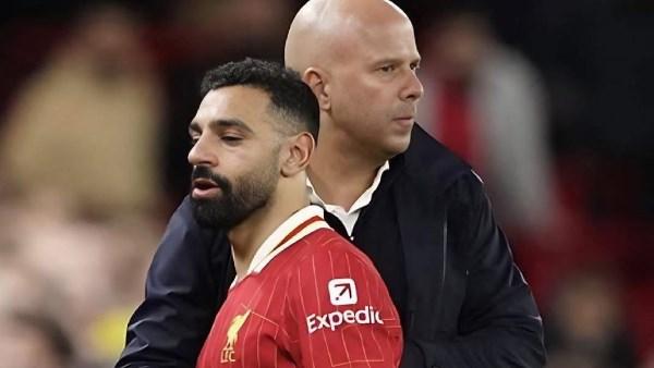 محمد صلاح خلال توديع جماهير ليفربول بعد إعلان رحيله