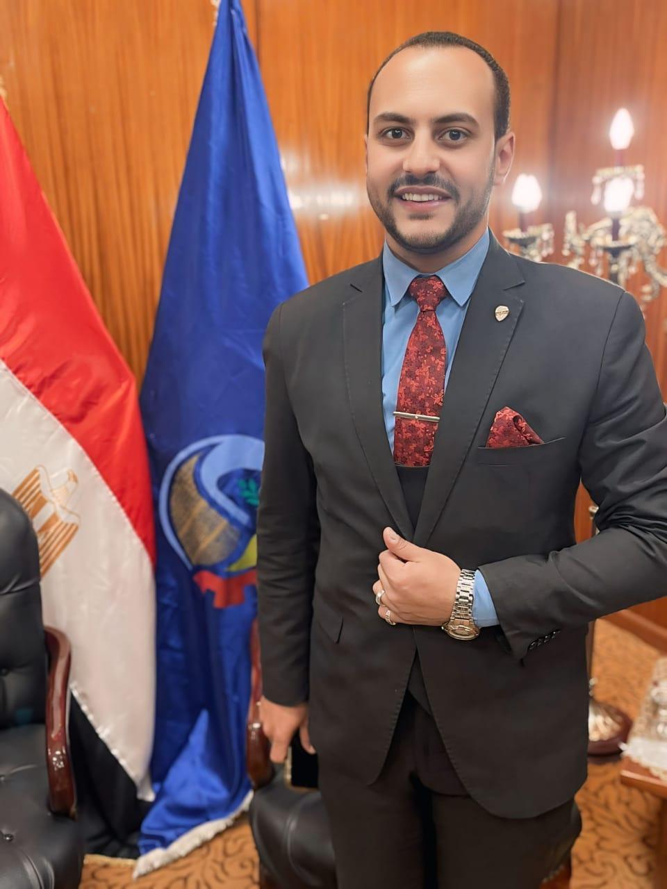 صورة المستشار محمد مسعد أبوزيد أثناء تقديم استشارة قانونية في قاعة المحكمة