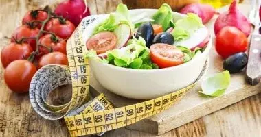 سيدة في الثلاثينيات تمارس نشاطًا بدنيًا وتحافظ على نمط غذائي صحي