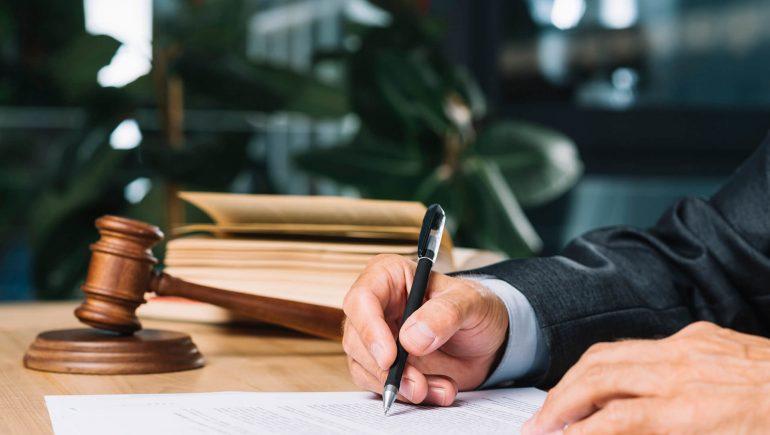 محامي يقوم بصياغة عقد قانوني دقيق داخل مكتب محاماة في مصر