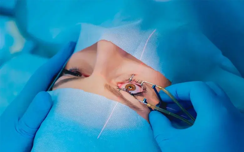 طبيب عيون يفحص مريض باستخدام جهاز حديث داخل عيادة عيون متطورة