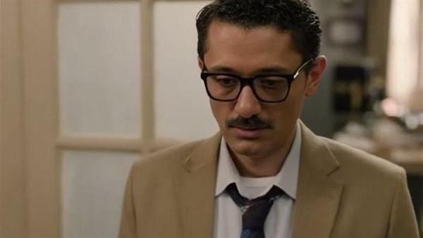 كريم محمود عبدالعزيز في دور المحامي سمير خلال الحلقة 27 من مسلسل المتر سمير